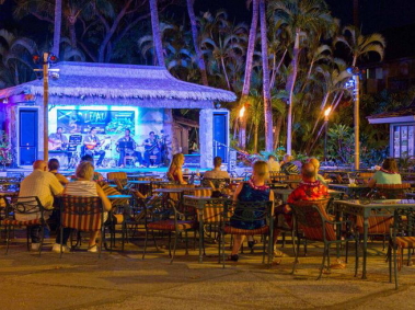 毎晩ハワイアンダンスのショーが中庭で催されます/イメージ