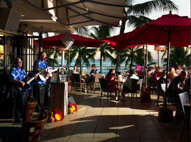 夕方にはライブ演奏もある「TIKI'S GRILL & BAR」/イメージ