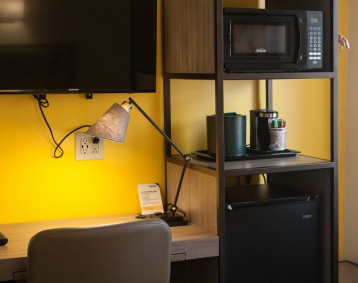 冷蔵庫と電子レンジ、コーヒーメーカーがあるお部屋/イメージ