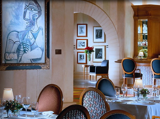 本物のピカソの絵が贅沢に飾られているレストラン「ピカソ」